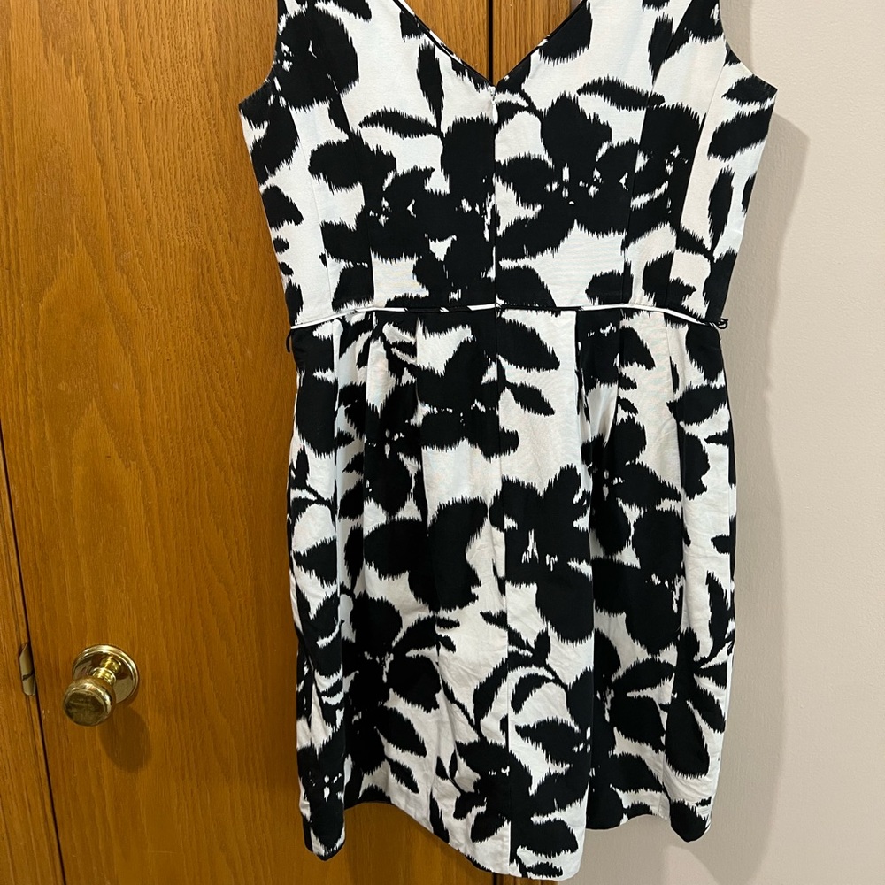 Size 8 black and white dress doesn’t come with a belt